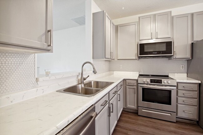 Foto del edificio - 3 Bedroom Townhome in Raleigh