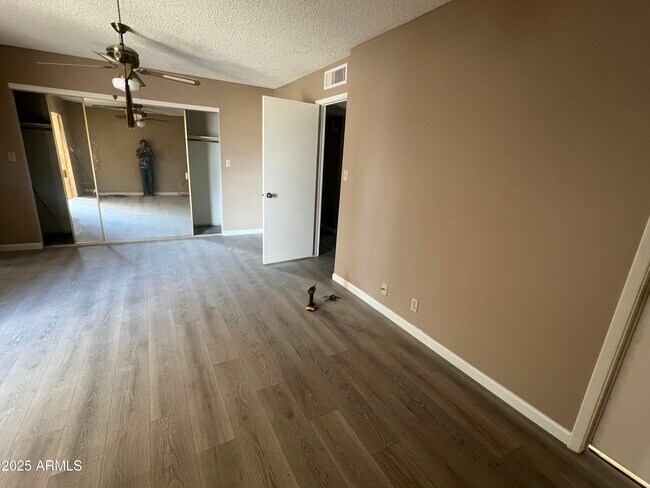 Building Photo - 543 W Pampa Ave