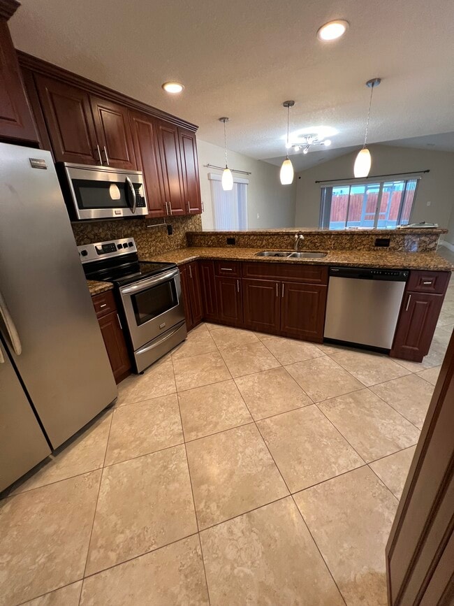 Building Photo - 10765 S Saratoga Dr