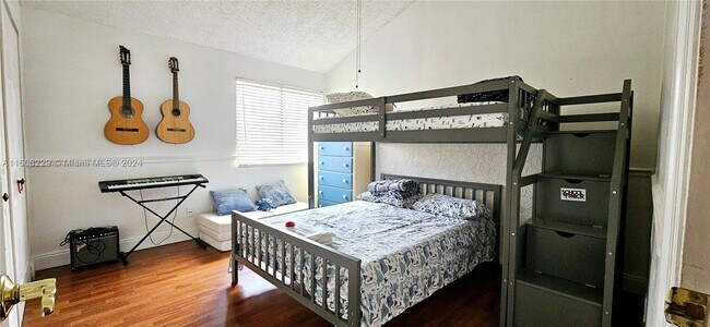 Building Photo - 602 Commodore Dr