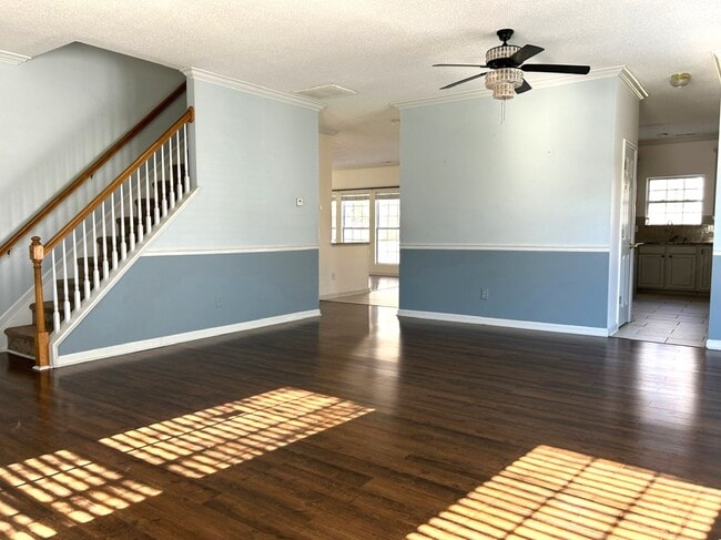 Spacious living room - 4505 Garden Club St