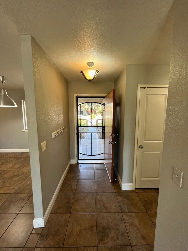 Building Photo - SW Visalia Home coming soon!!