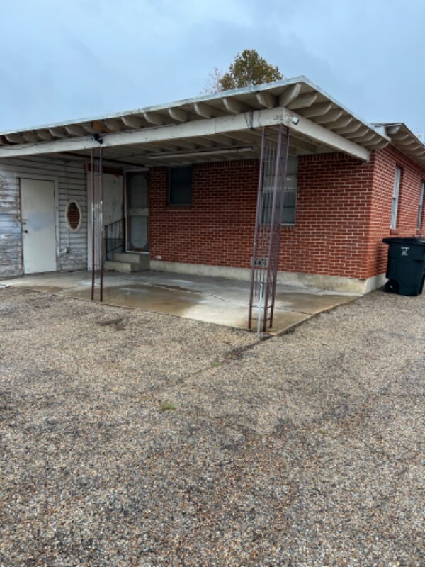 Building Photo - 704 E Avenue G
