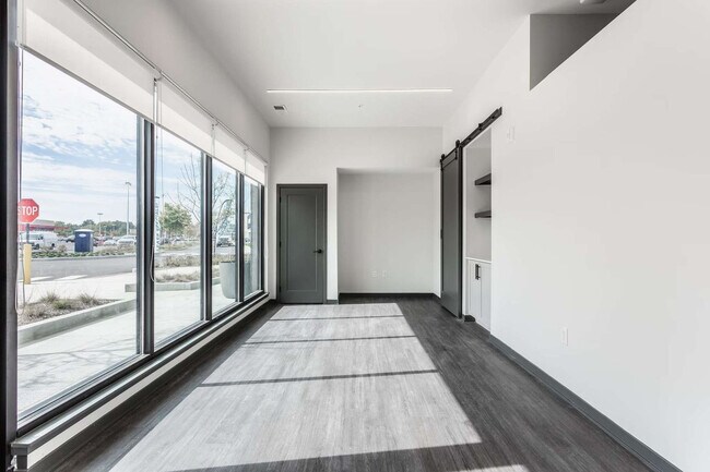 Foto del edificio - 6160 N Rural St