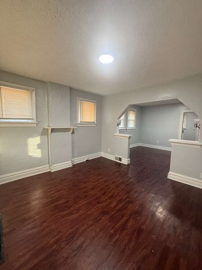 Foto del edificio - "Charming 2-Bedroom St. Louis Home with Gleaming Hardwood Floors in 63121!"