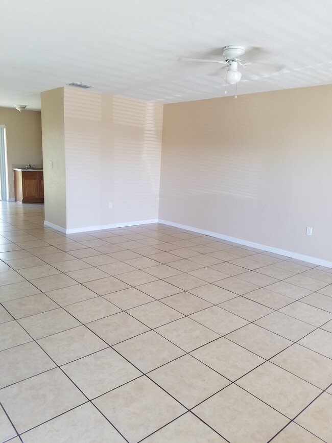 Sala de estar y comedor - 31266 Fernway St