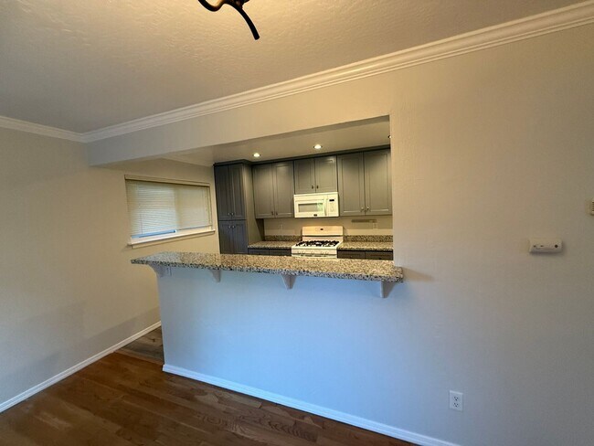 Foto del edificio - Beautiful, well maintained 2 BR/ 1 Bathroo...