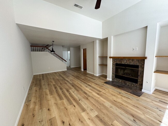 Building Photo - Eastlake : 2 bed, 2.5 bath vaulted ceiling...