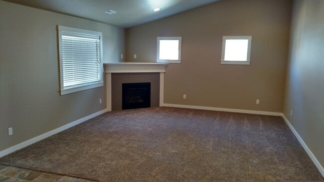 Building Photo - Like New 3 Bedroom 2 Bath + Den with 2 Car...