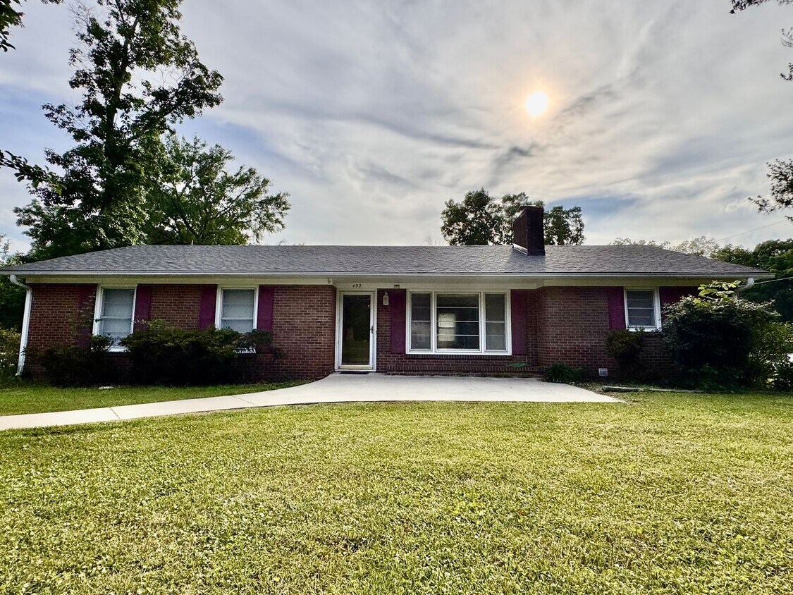 Foto principal - 3BR 1.5BA Brick Ranch in Lexington