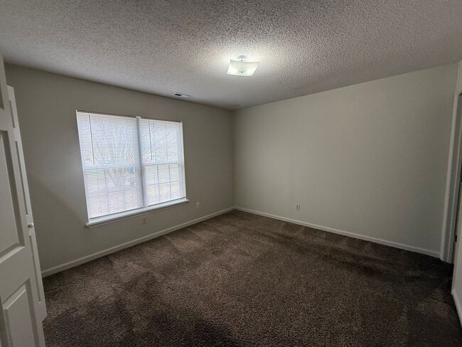 Building Photo - Nice 2 bedroom, 2 bath duplex