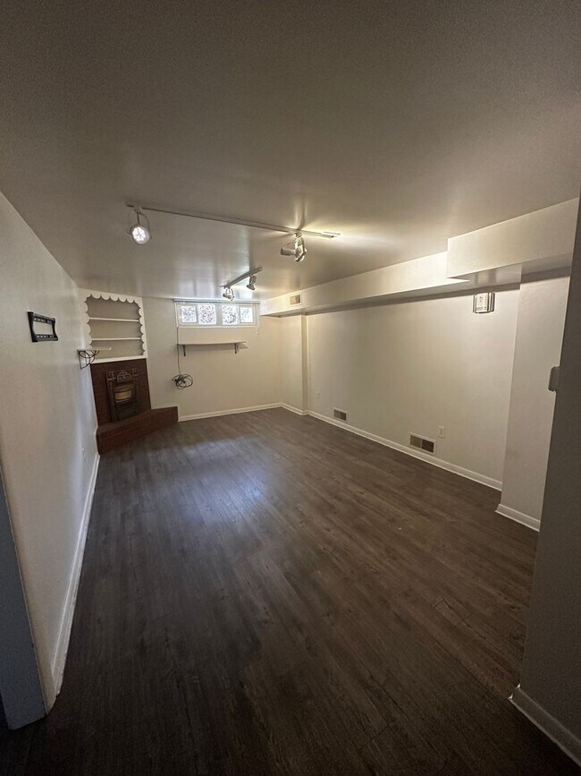 Building Photo - Two Bedroom Apartment Steps from Camus