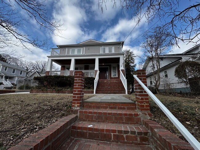 Foto del edificio - RENOVATED EXPANSIVE 5BD 4BA BRIGHTWOOD HOME