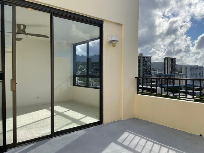 Foto del edificio - 4 Months of Discounted Rent! Sunny, 8th Flr Unit in Boutique Building with Gorgeous Views from Sp...