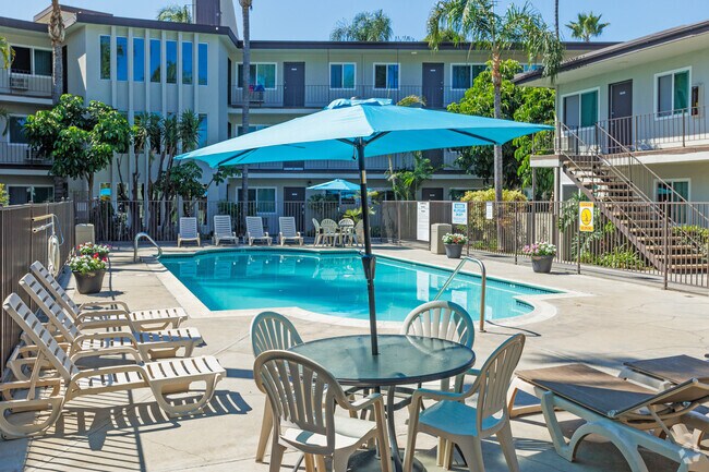 Piscina - La Habra Hills Apartments