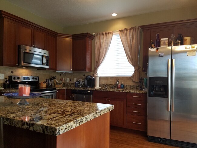 Building Photo - 3 Bed Townhome with Mountain Views and Community Pool