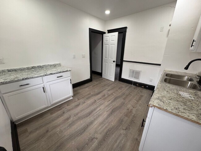 Foto del edificio - 10410-10412 Adams Ave Cleveland Oh 44108  .SSC