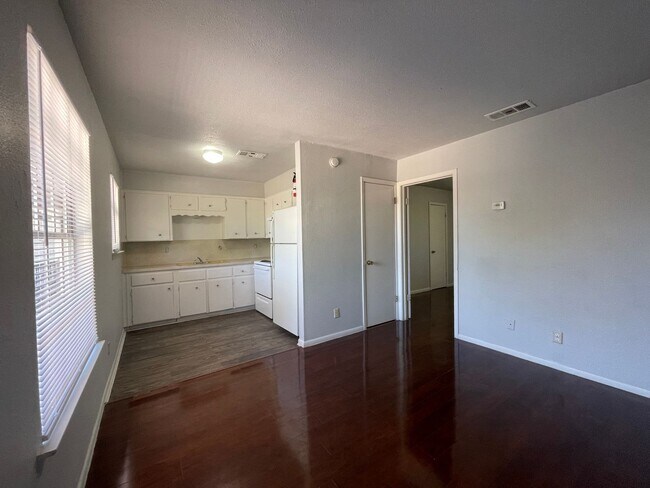 Building Photo - 1405 N Gray
