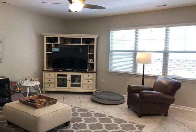 Building Photo - Great Location! Large 3 Bedroom Home in th...