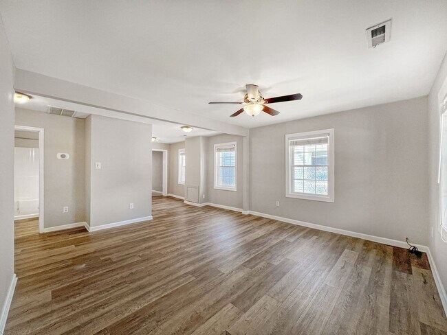 Foto del edificio - Charming 3 Bed, 2 Bath Home Minutes From B...