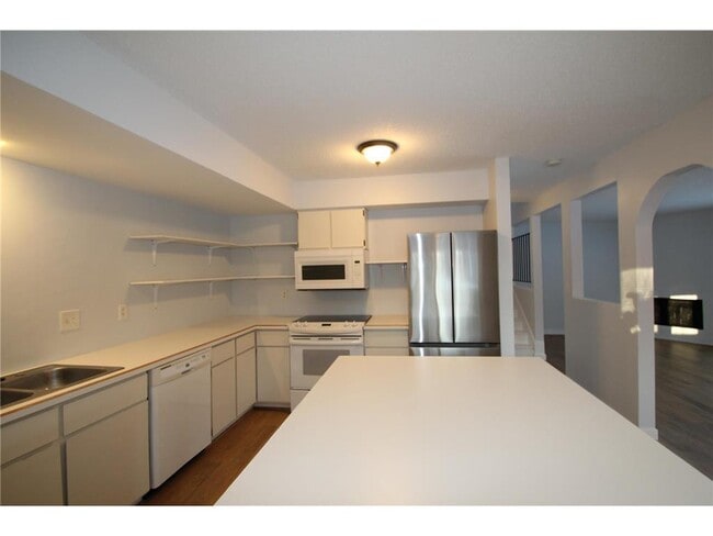 Building Photo - 5545 Shorewood Ln