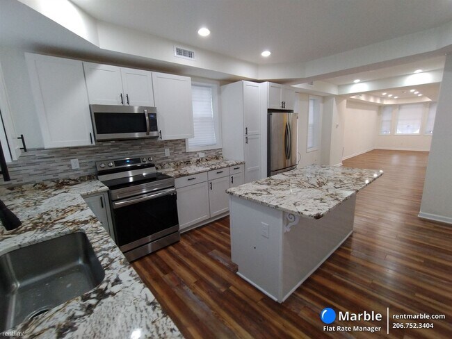 Building Photo - 3 br, 2.5 bath Townhome - 3725 Reisterstow...