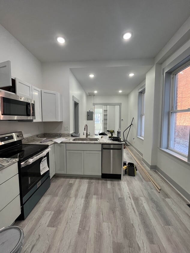 Open floor plan kitchen with granite tops and peninsula - 2026 Burnet Ave