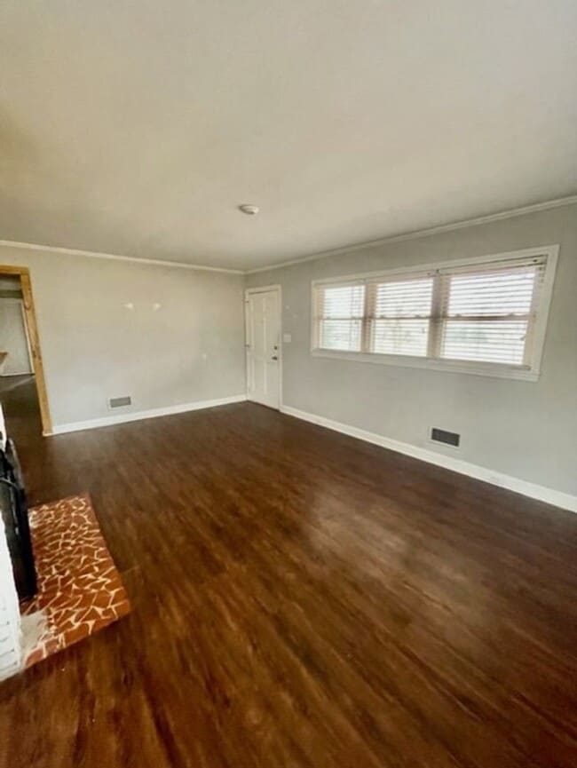 Building Photo - Adorable 3-bed 2-bath brick ranch, sitting on nearly a half acre lot, is located in Gastonia