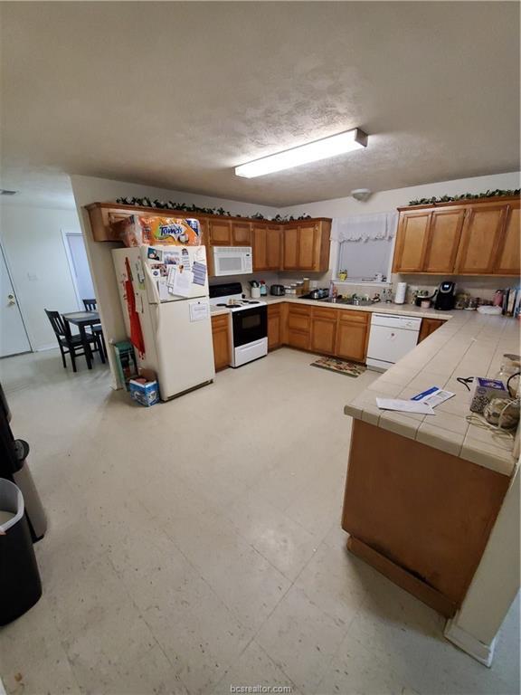 Building Photo - 827 Pasler St