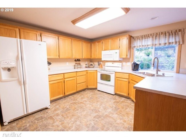 Building Photo - 4 br, 2 bath House - 527 NW Elm St