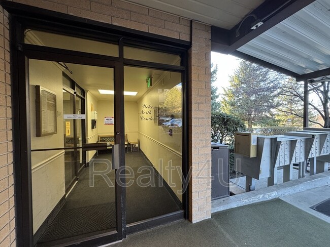 Building Photo - 2244 N Canyon Rd