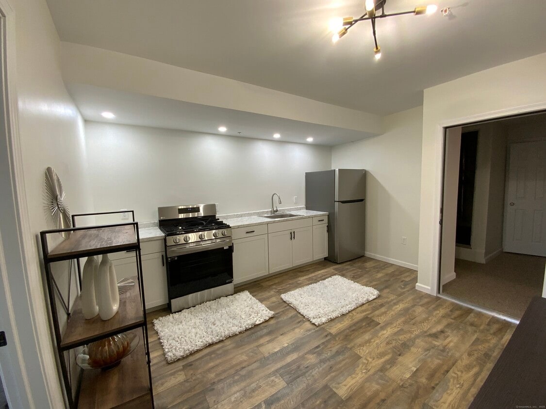 Building Photo - 61 Colony St