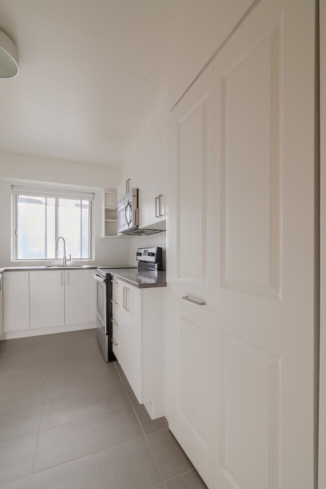 Building Photo - 4555 Av. Bonavista