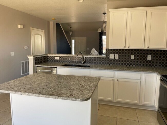 Building Photo - 3 Bedroom, 2.5 Bath home in Windshire Neig...