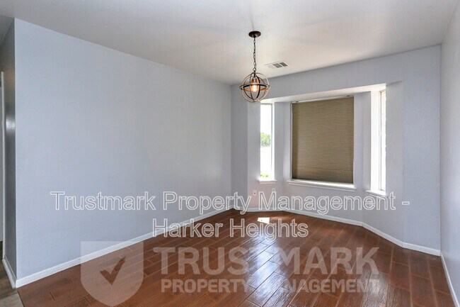 Foto del edificio - 320 Armadillo Ln
