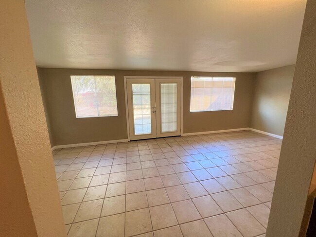 Building Photo - LOCATION, WEST SIDE HEMET! GARDENER INCLUDED