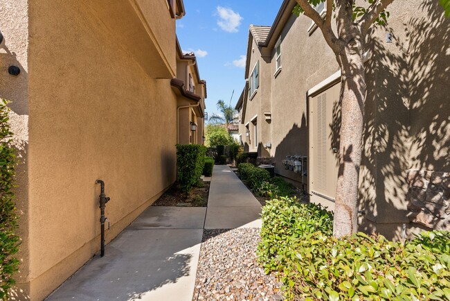 Building Photo - Charming 3-Bedroom Mariposa Townhome for R...