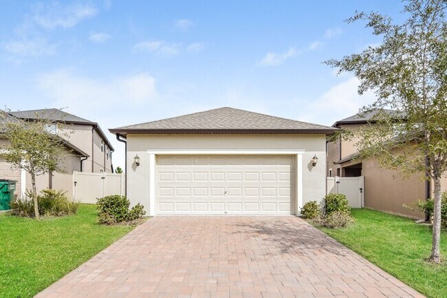 Building Photo - Gorgeous Wiregrass Home with Privacy Backw...