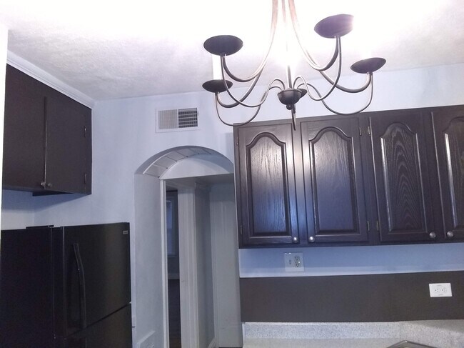 Kitchen - 5049 Lindenwood Ave