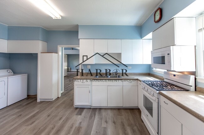 Building Photo - Large 3 Bedroom Apartment!