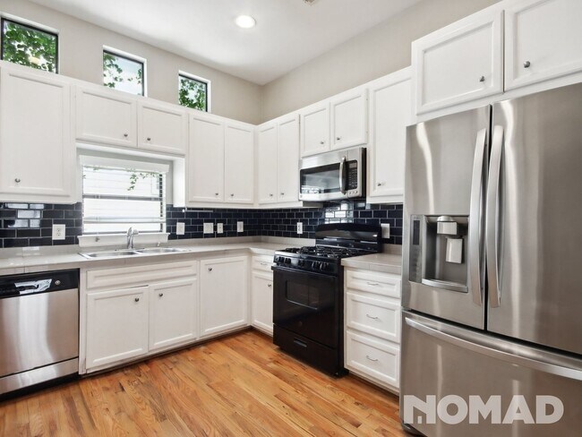 Building Photo - 2 Bedroom 2 Bath 2 Car Garage Townhome