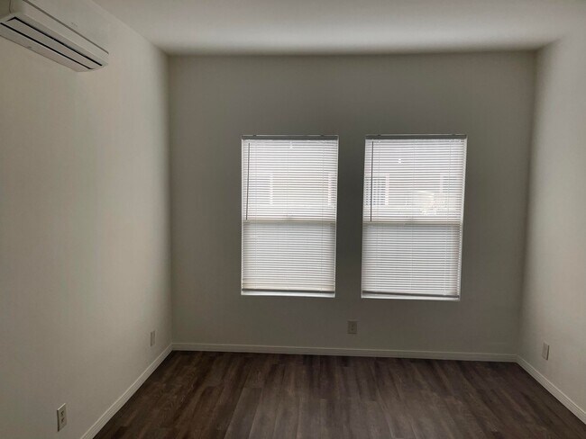 Building Photo - 1511 N Hollywood Way