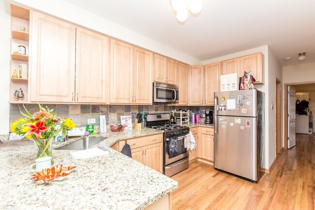 Foto del edificio - Condo Quality 3Bed/2bath in Wicker Park! In-Unit Laundry! Central Air! Blue Line!