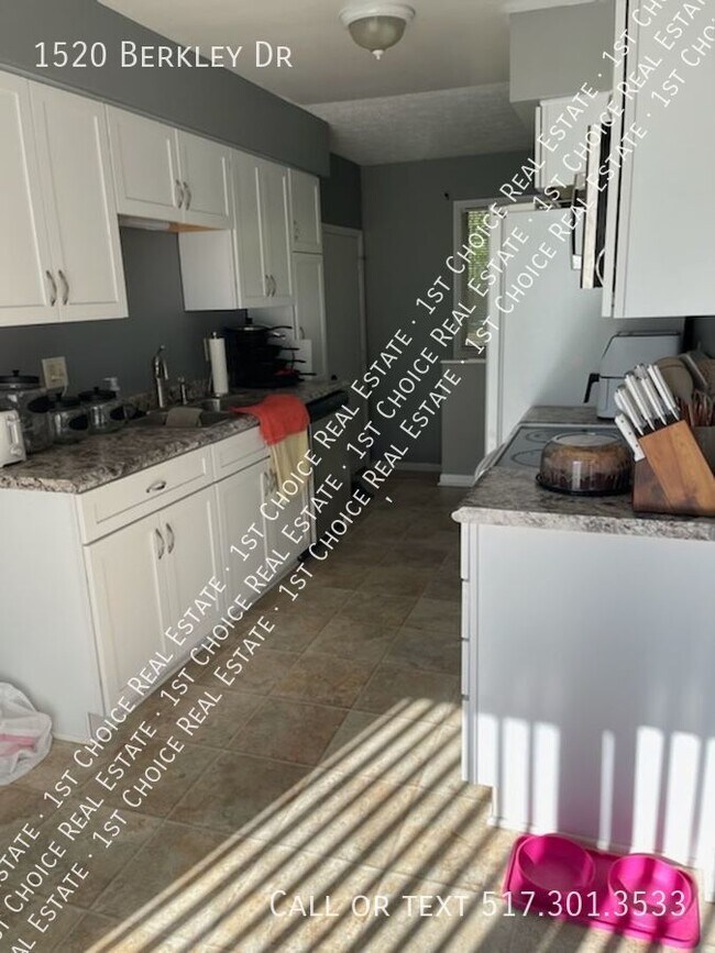 Foto del edificio - Great 3-BDR 1.5-BTH Ranch in Holt - Fenced...