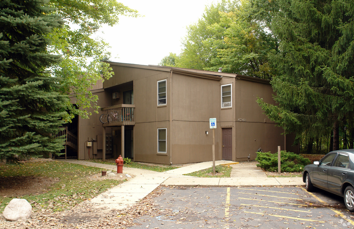 Primary Photo - Oak Hill Apartments