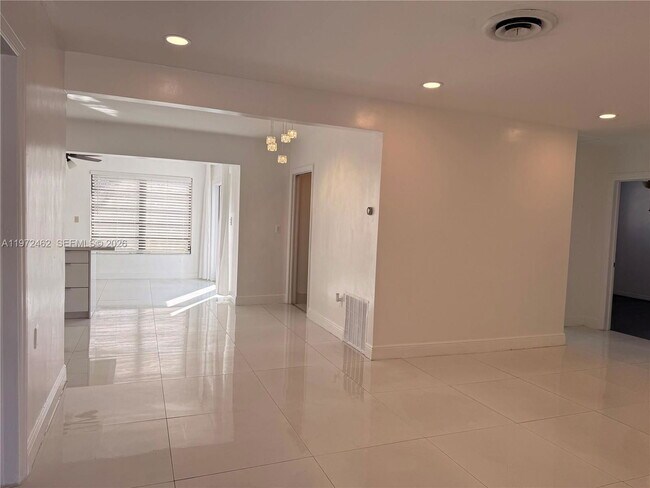 Foto del edificio - 2813 Bahama Dr