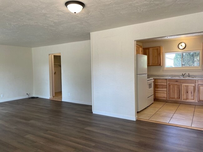 Building Photo - Nice 3 bedroom 1 Bath Home-Fully Fenced Ba...