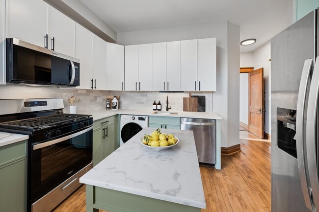 Renovated 1 bed + den in Logan Square - Now Leasing! - Renovated 1 bed + den in Logan Square - Now Leasing! Apartment
