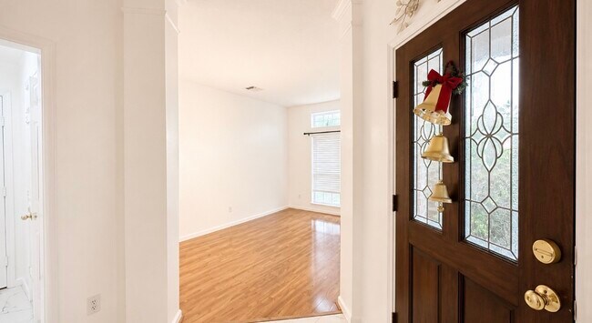 Foto del edificio - 423 Blossomwood Dr