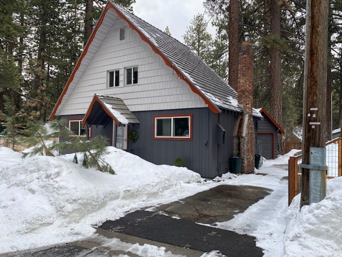 Primary Photo - Lovely 3 Bedroom Home with Upgrades Throug...